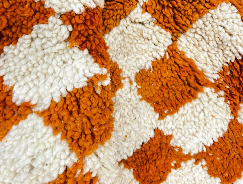 Tapis rond berbère Tamilla orange à damier, vue 3 sur 4