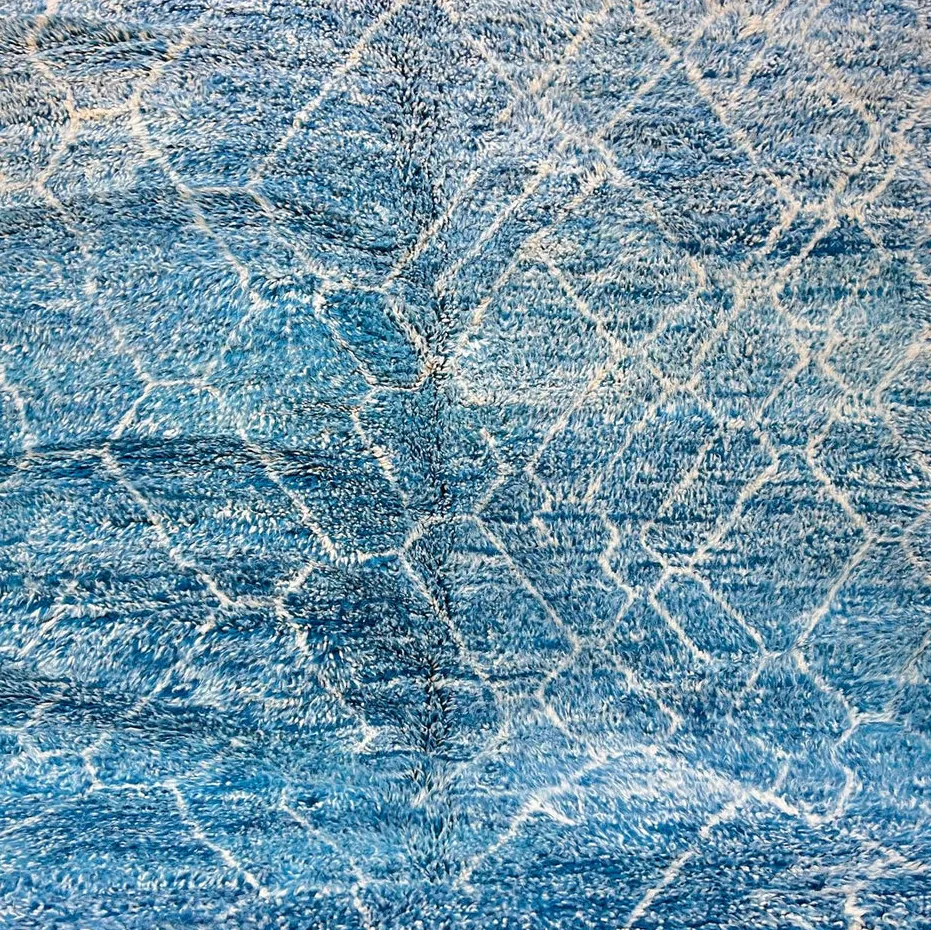 Tapis rond berbère Tanirt bleu au dessin abstrait, vue 3 sur 4