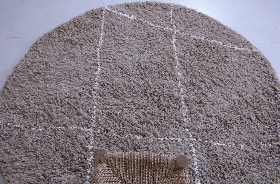 Tapis rond berbère Tassaout gris, vue 3 sur 7