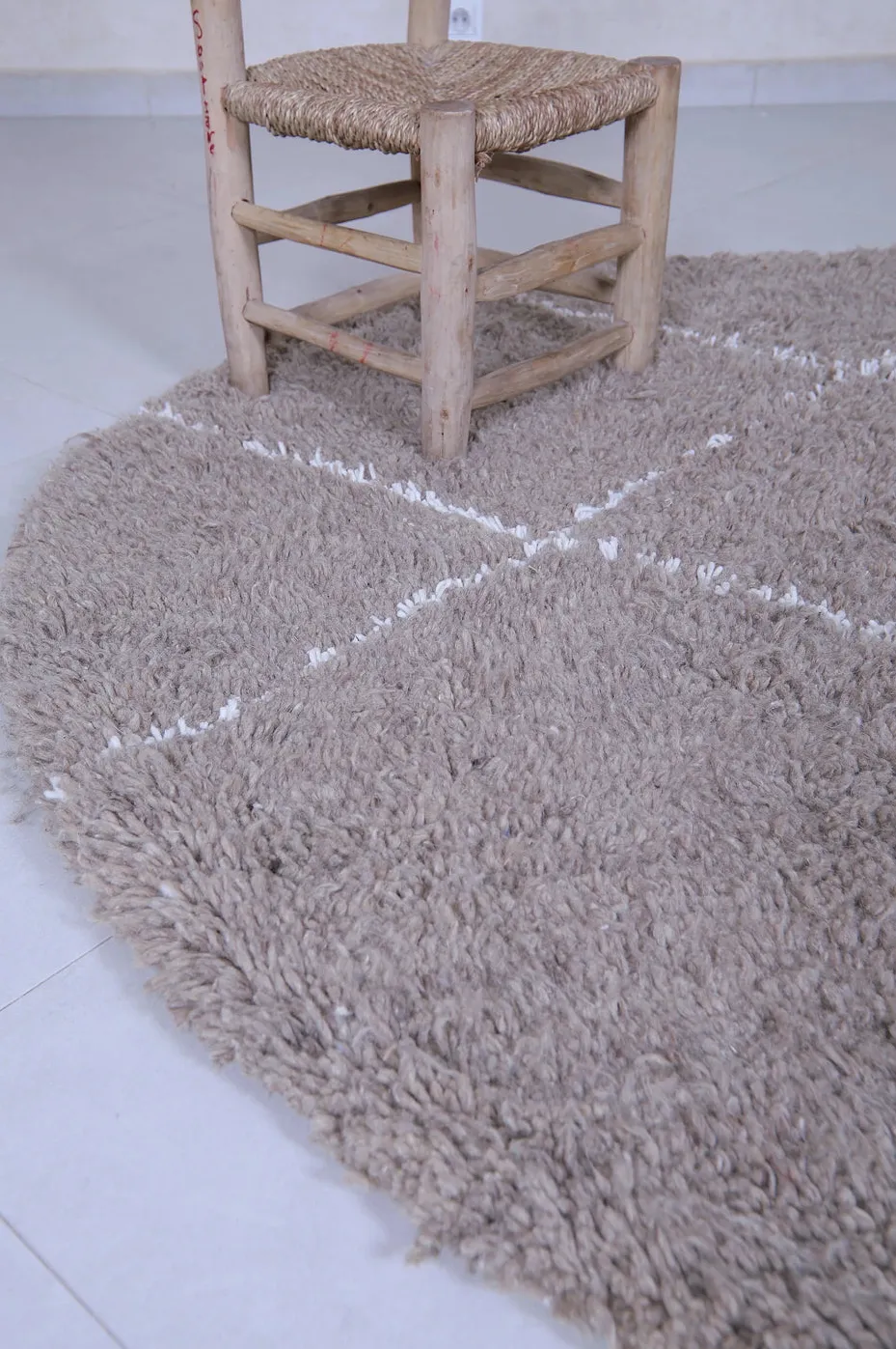 Tapis rond berbère Tassaout gris, vue 4 sur 7