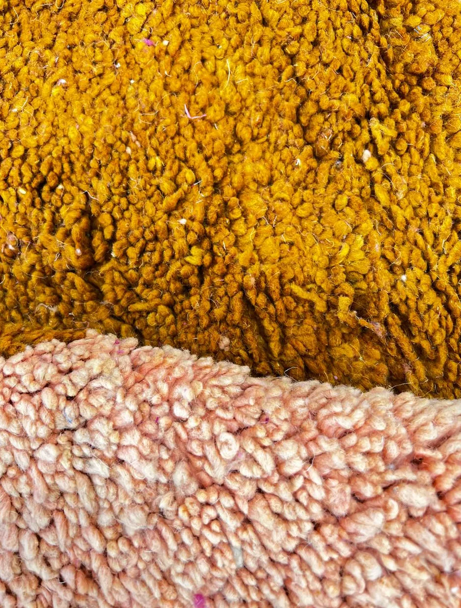 Tapis rond berbère Tassaout rose et orange, vue 4 sur 4