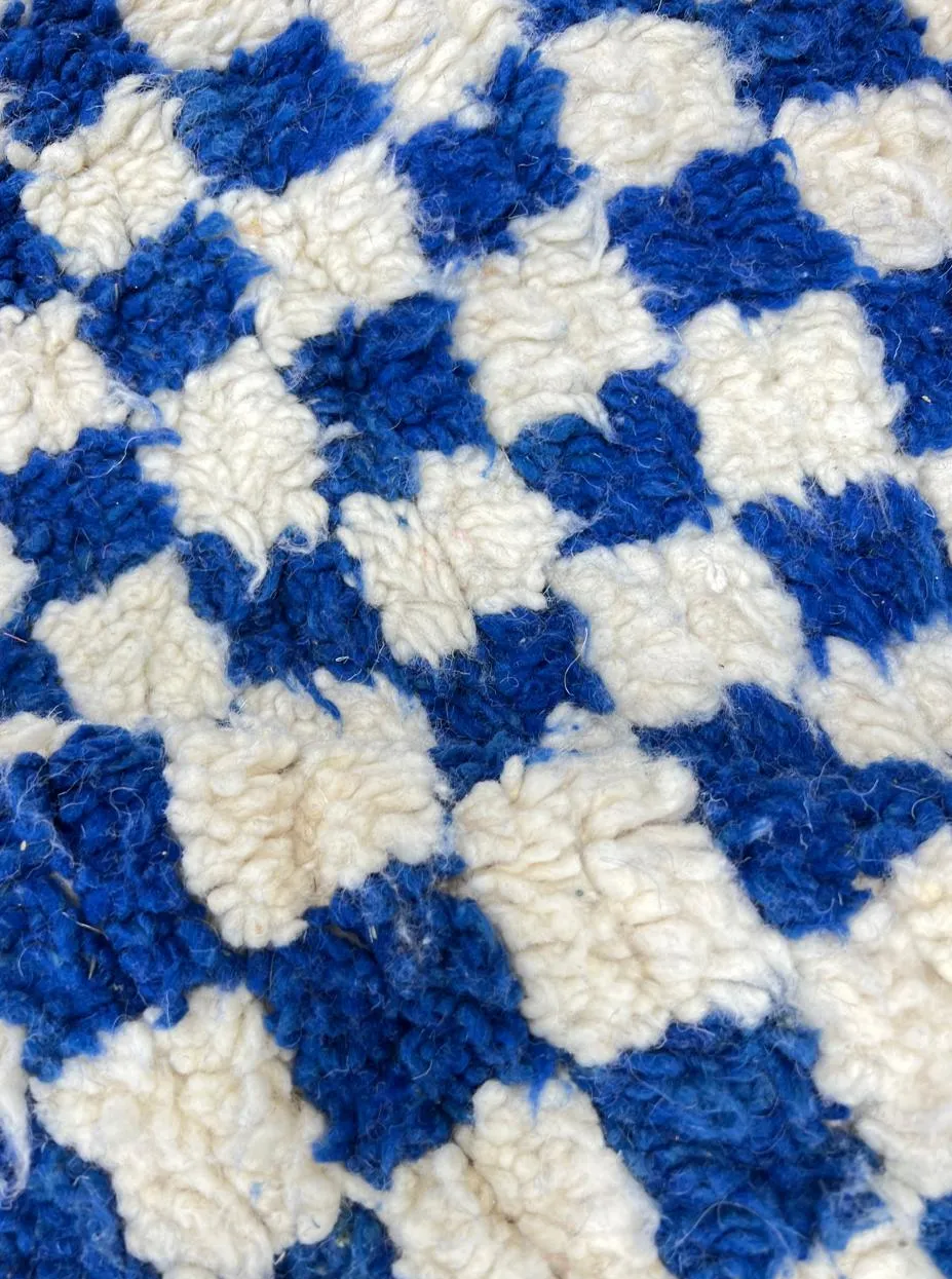 Tapis rond berbère Taziri bleu et blanc à damier, vue 3 sur 4