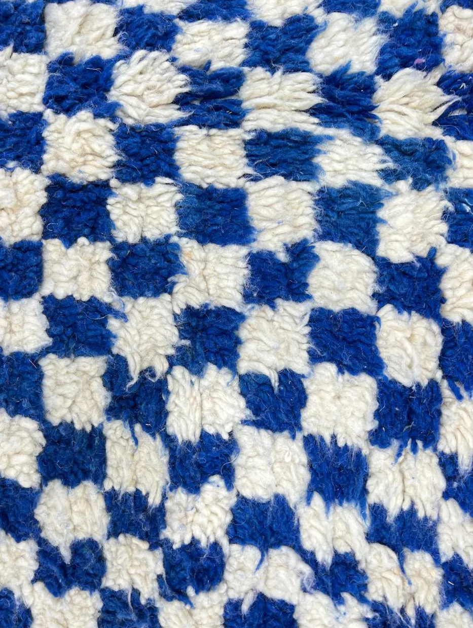 Tapis rond berbère Taziri bleu et blanc à damier, vue 4 sur 4