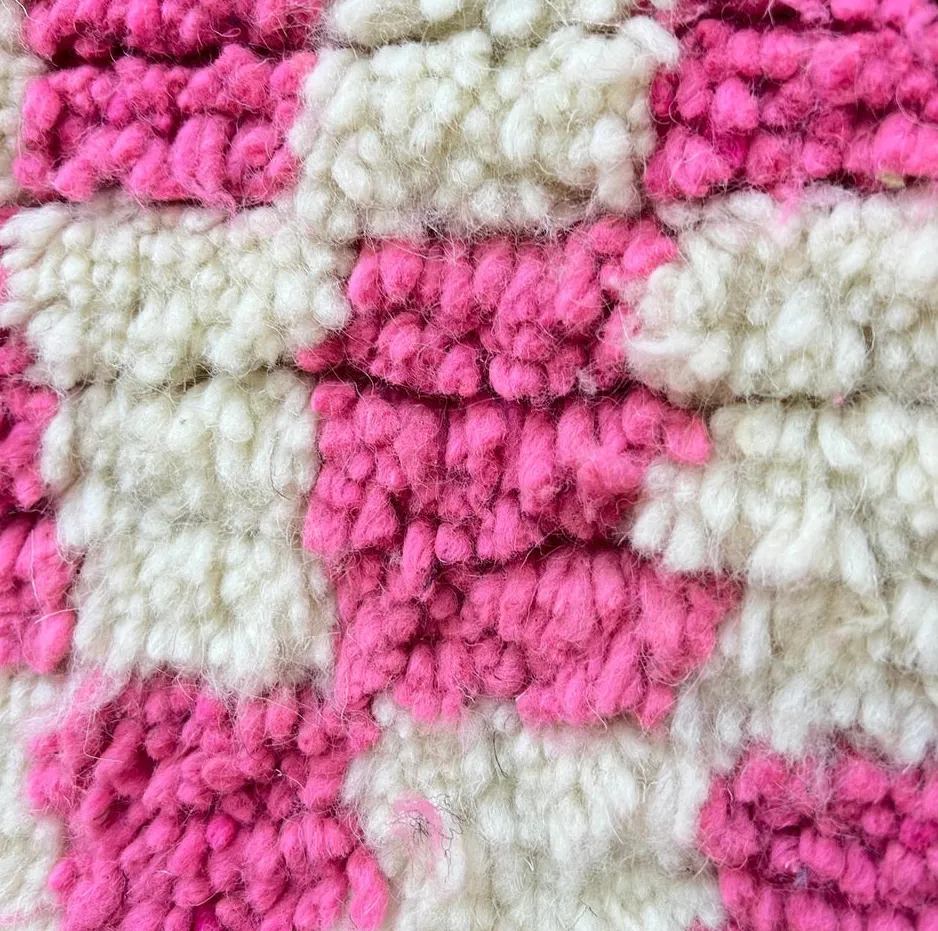 Tapis rond berbère Taziri rose à damier, vue 3 sur 4