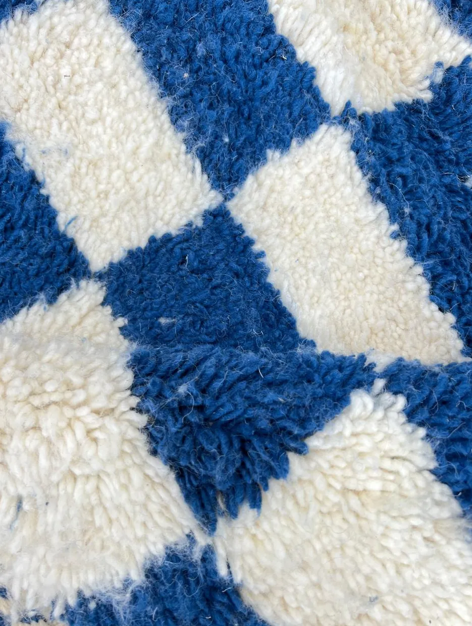 Tapis rond berbère Telouet bleu et blanc à damier, vue 3 sur 4