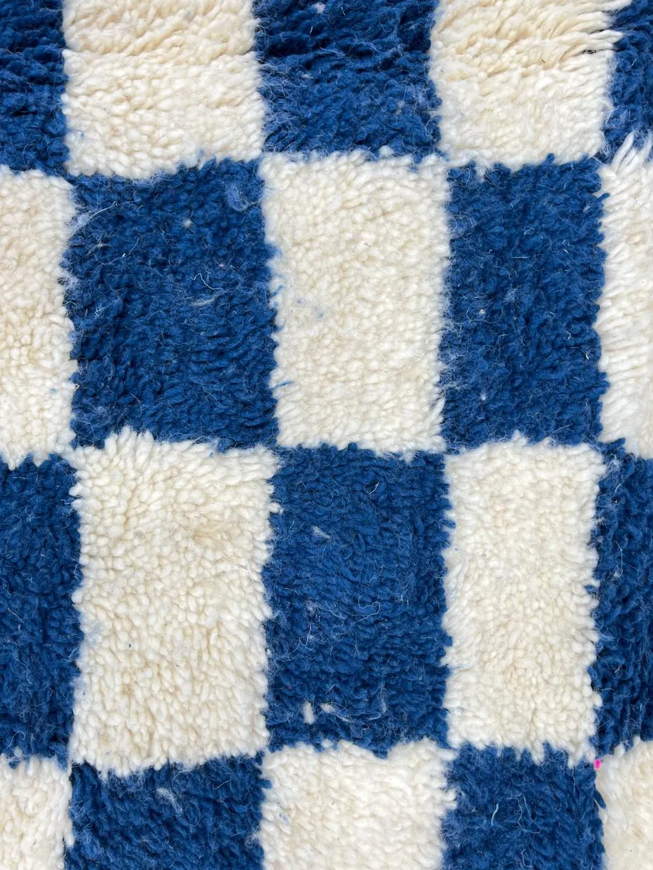 Tapis rond berbère Telouet bleu et blanc à damier, vue 4 sur 4