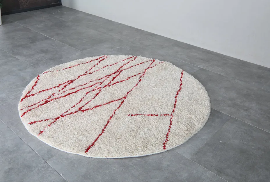Tapis rond berbère Thiya rouge à lignes, vue 3 sur 7