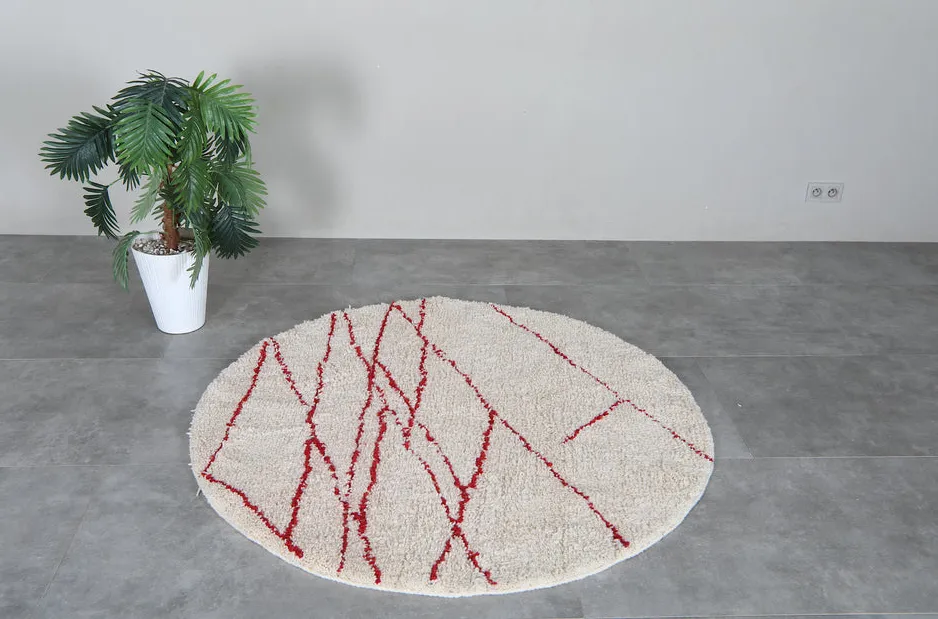 Tapis rond berbère Thiya rouge à lignes, vue 4 sur 7