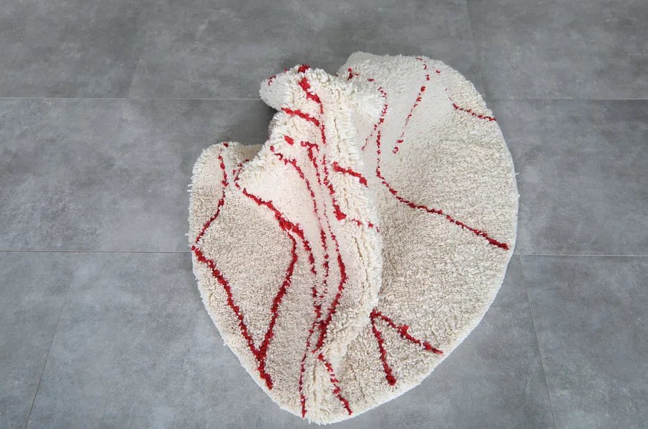 Tapis rond berbère Thiya rouge à lignes, vue 5 sur 7