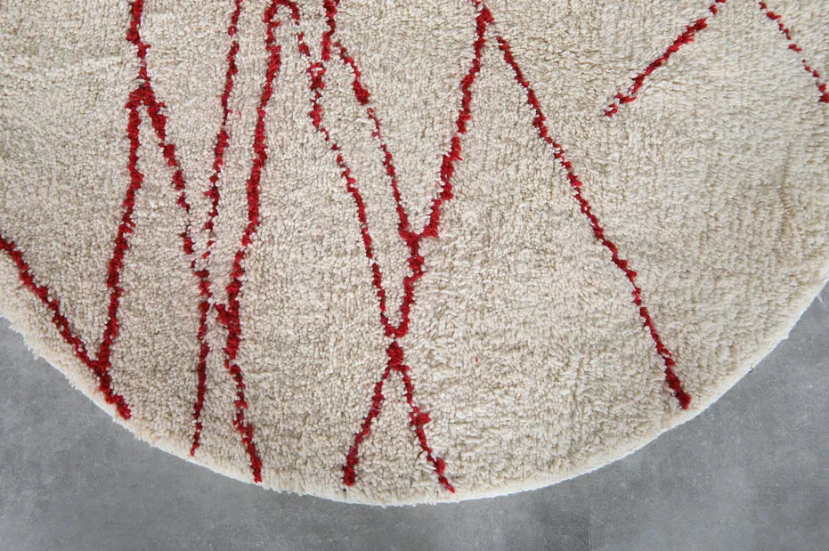 Tapis rond berbère Thiya rouge à lignes, vue 6 sur 7