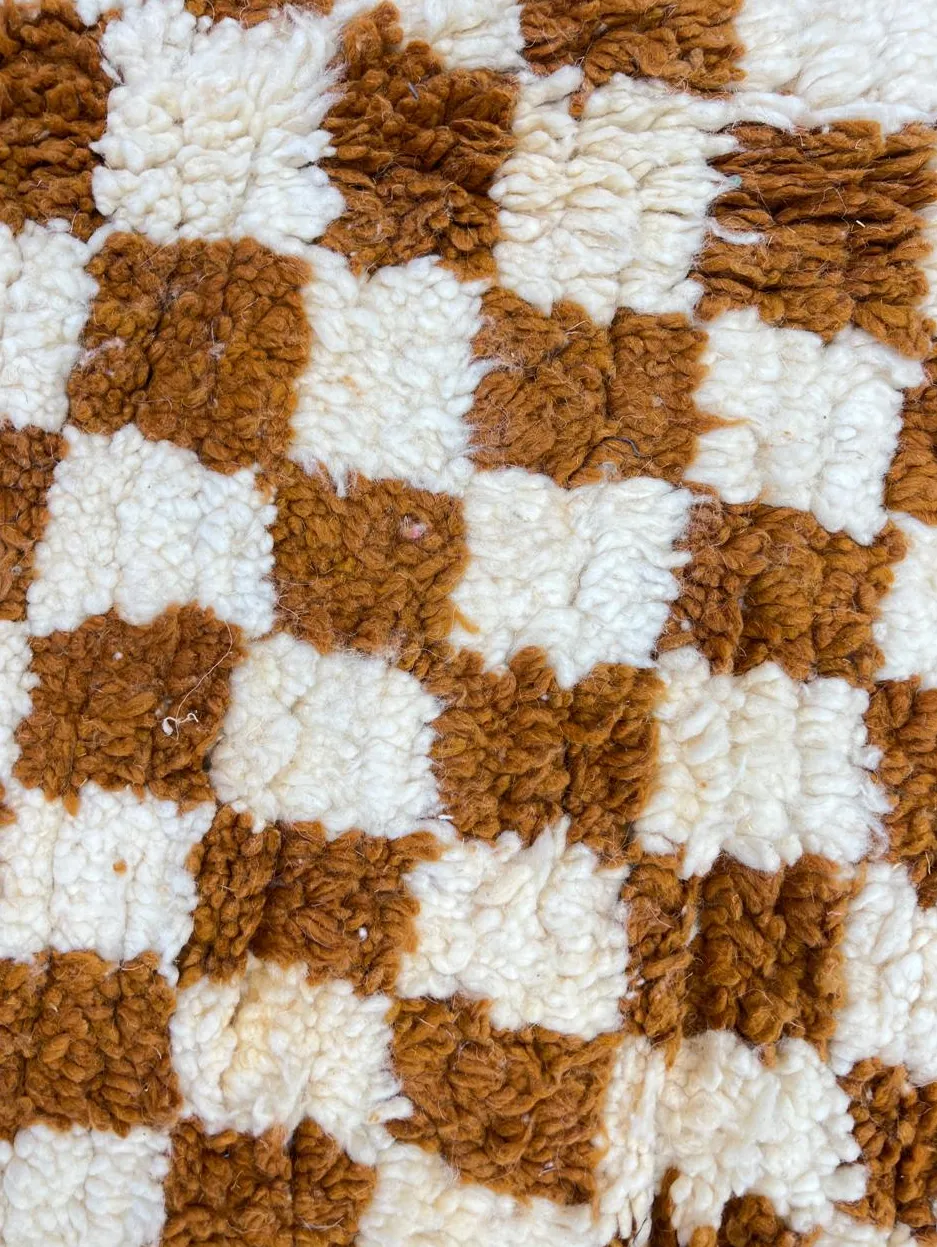 Tapis rond berbère Tifawt marron à damier, vue 4 sur 4