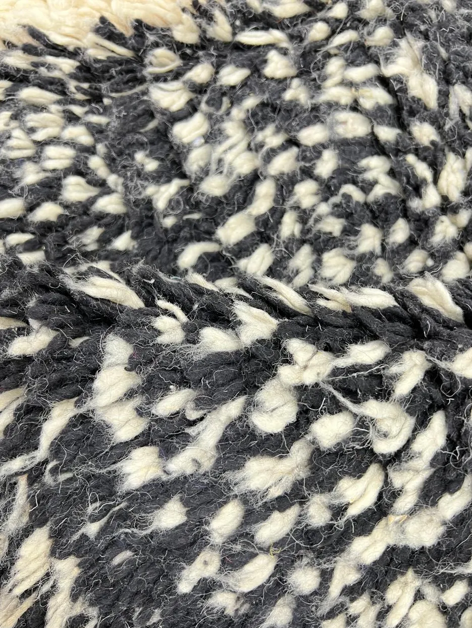 Tapis rond berbère Tiflet noir et blanc au dessin abstrait, vue 3 sur 4