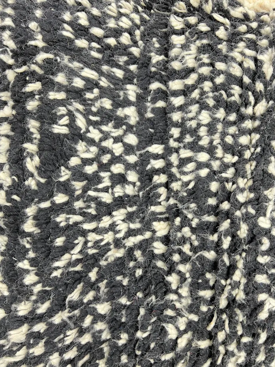 Tapis rond berbère Tiflet noir et blanc au dessin abstrait, vue 4 sur 4