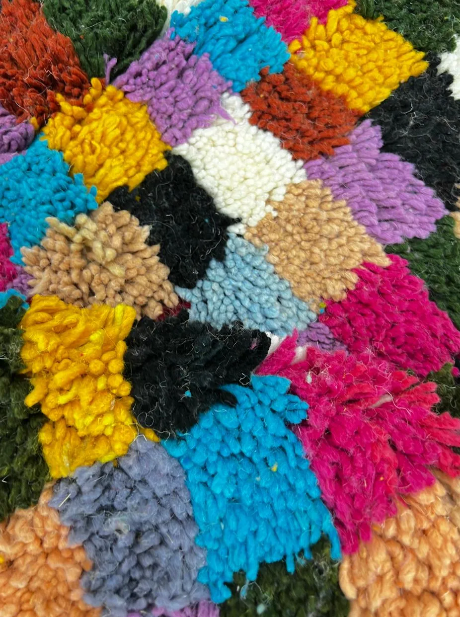 Tapis rond berbère Tigmi multicolore à damier, vue 3 sur 4