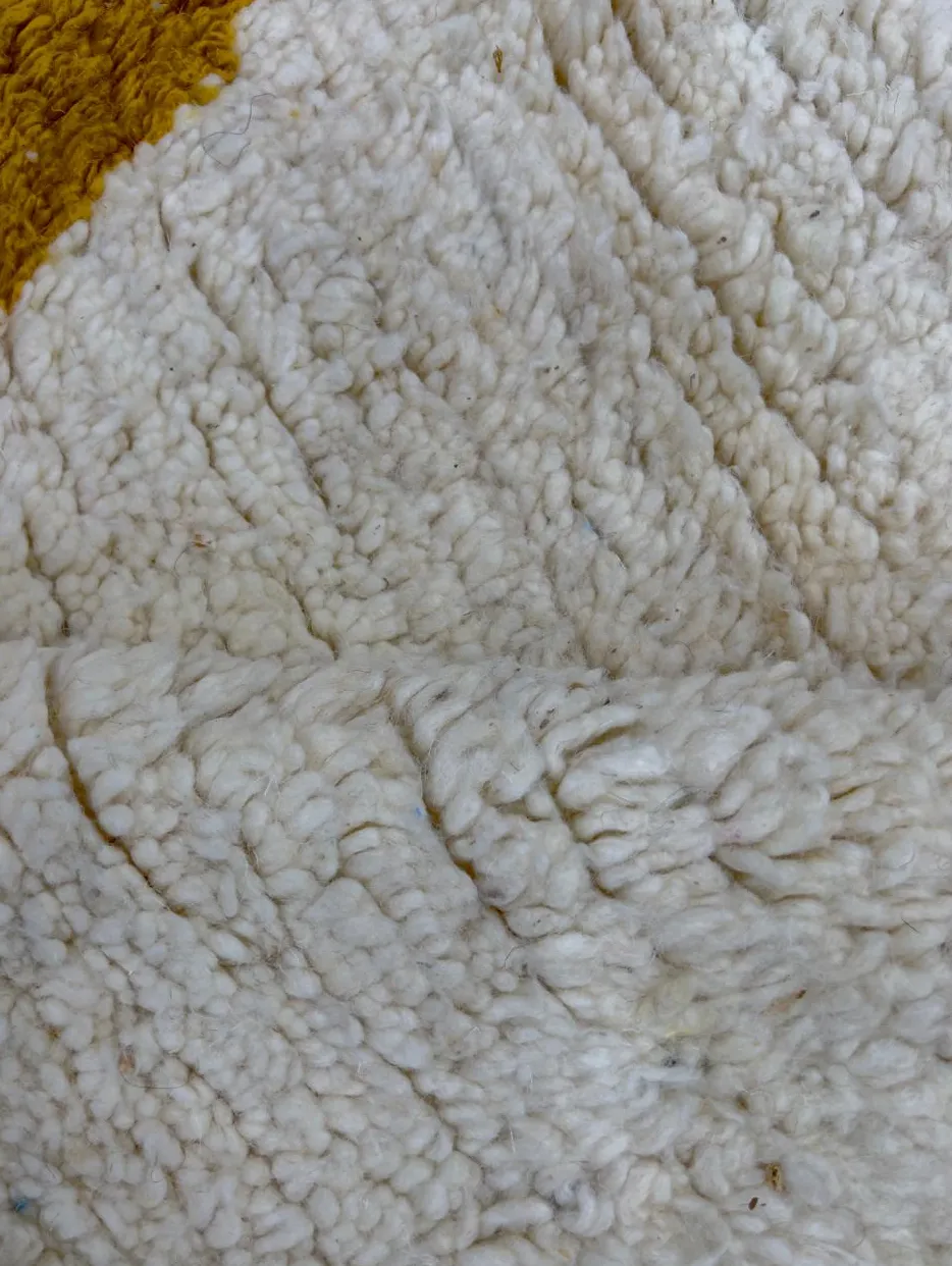 Tapis rond berbère Timahdite blanc et multicolore, vue 3 sur 4
