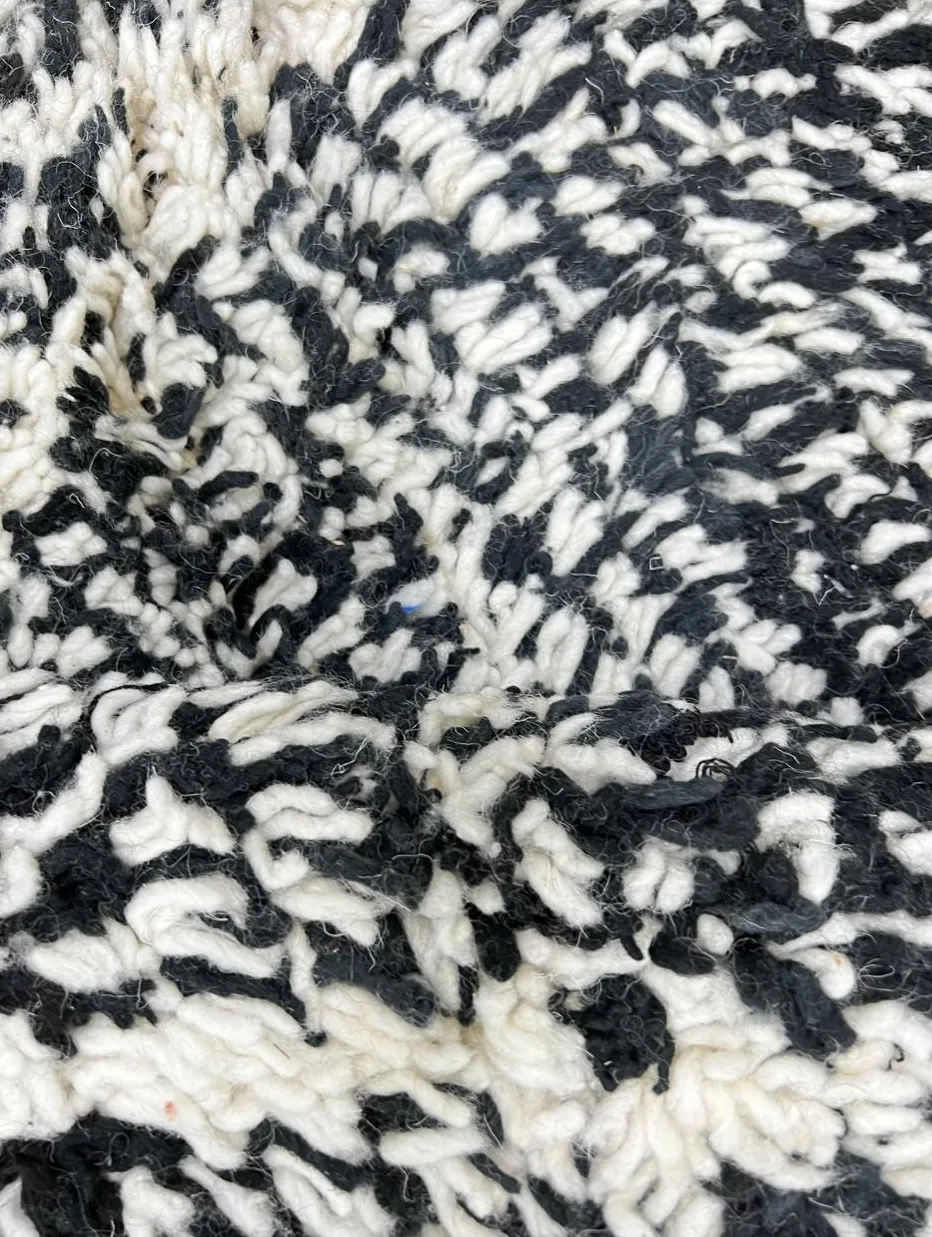 Tapis rond berbère Tirhza noir et blanc à losanges, vue 3 sur 4
