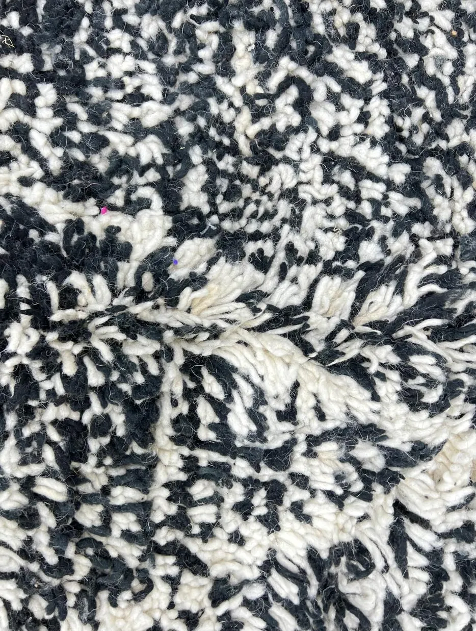 Tapis rond berbère Tirhza noir et blanc à losanges, vue 4 sur 4