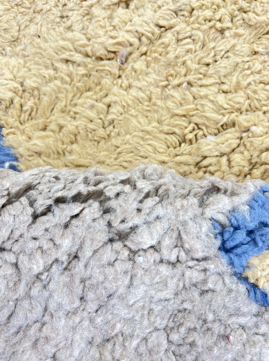 Tapis rond berbère Tislit beige et bleu, vue 4 sur 4