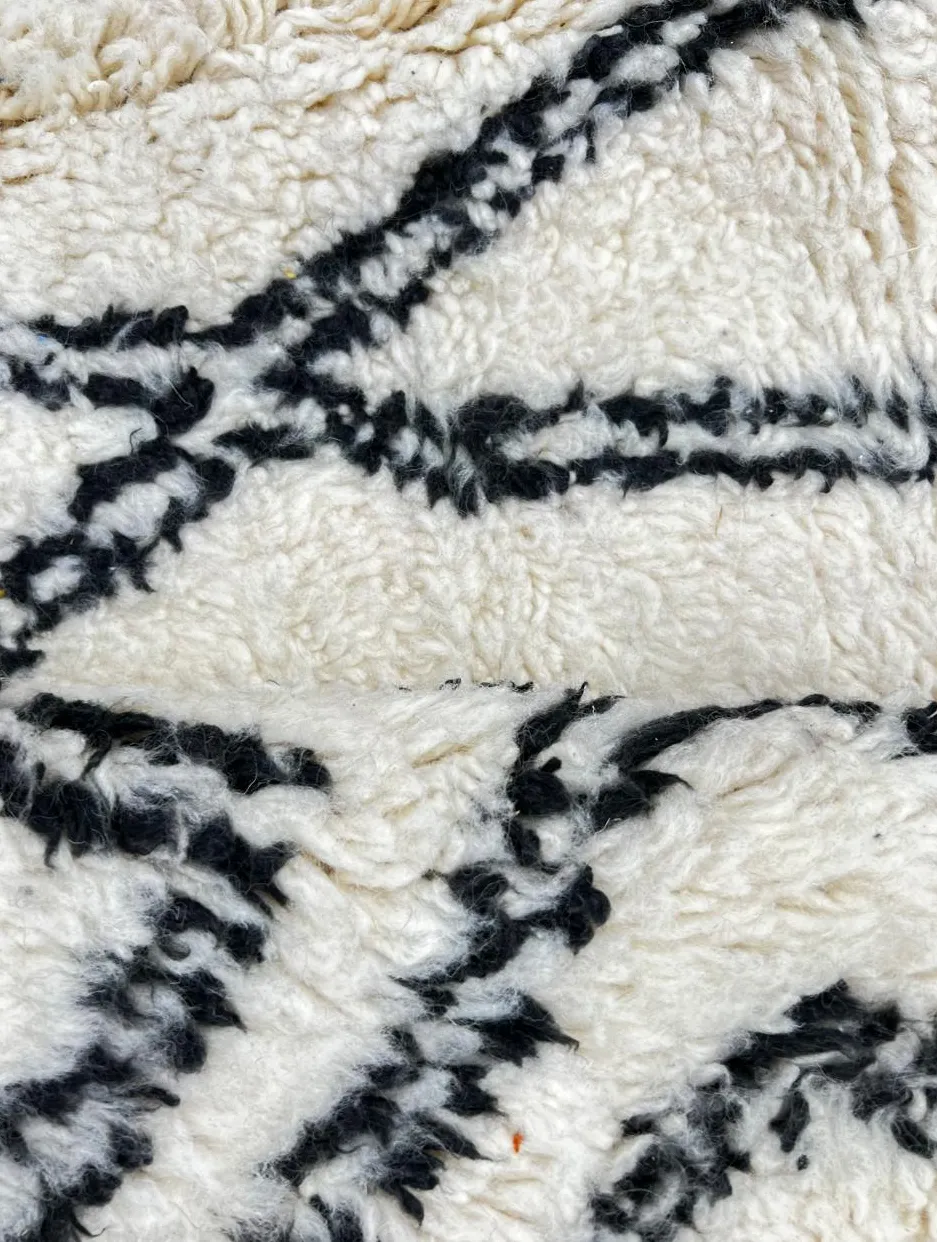 Tapis rond berbère Tislit blanc et noir à losanges, vue 3 sur 4