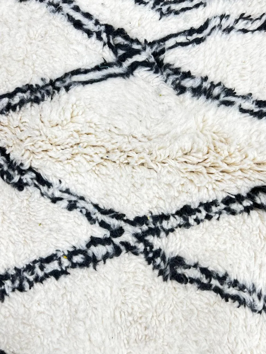 Tapis rond berbère Tislit blanc et noir à losanges, vue 4 sur 4
