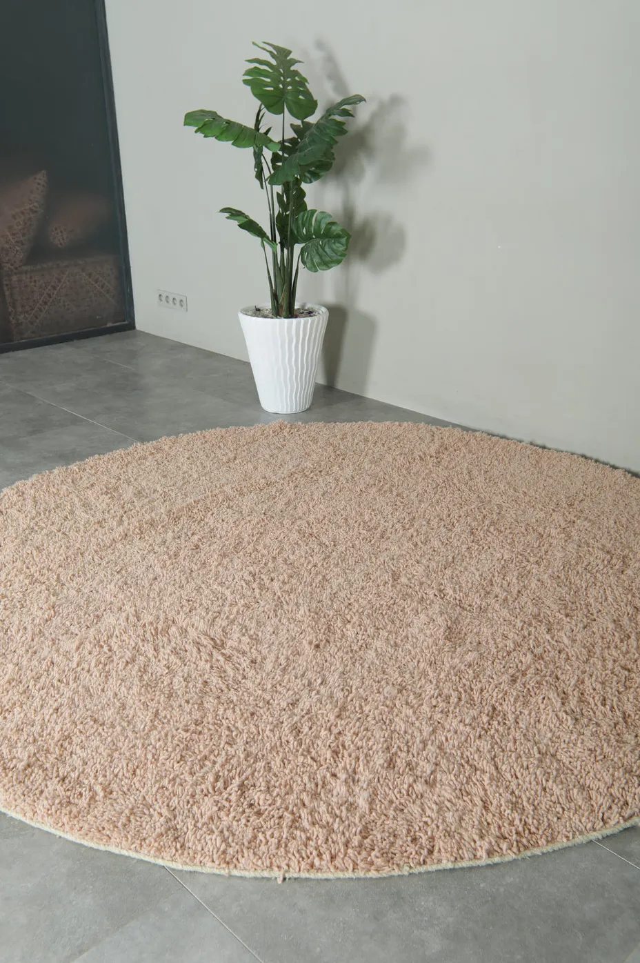 Tapis rond berbère Tislit rose, vue 3 sur 7