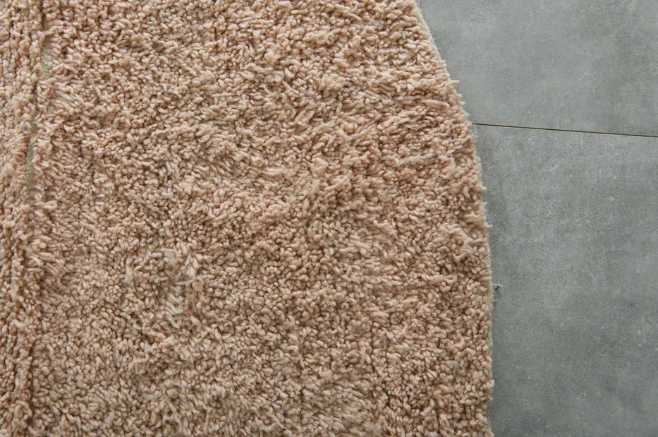 Tapis rond berbère Tislit rose, vue 5 sur 7