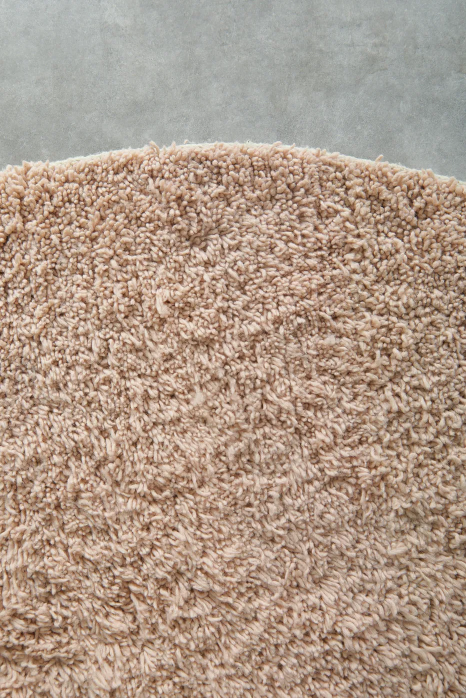 Tapis rond berbère Tislit rose, vue 6 sur 7