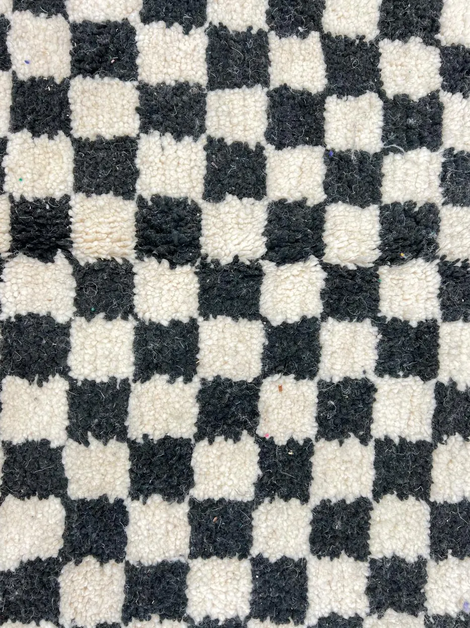 Tapis rond berbère Toubkal noir et blanc à damier, vue 4 sur 4