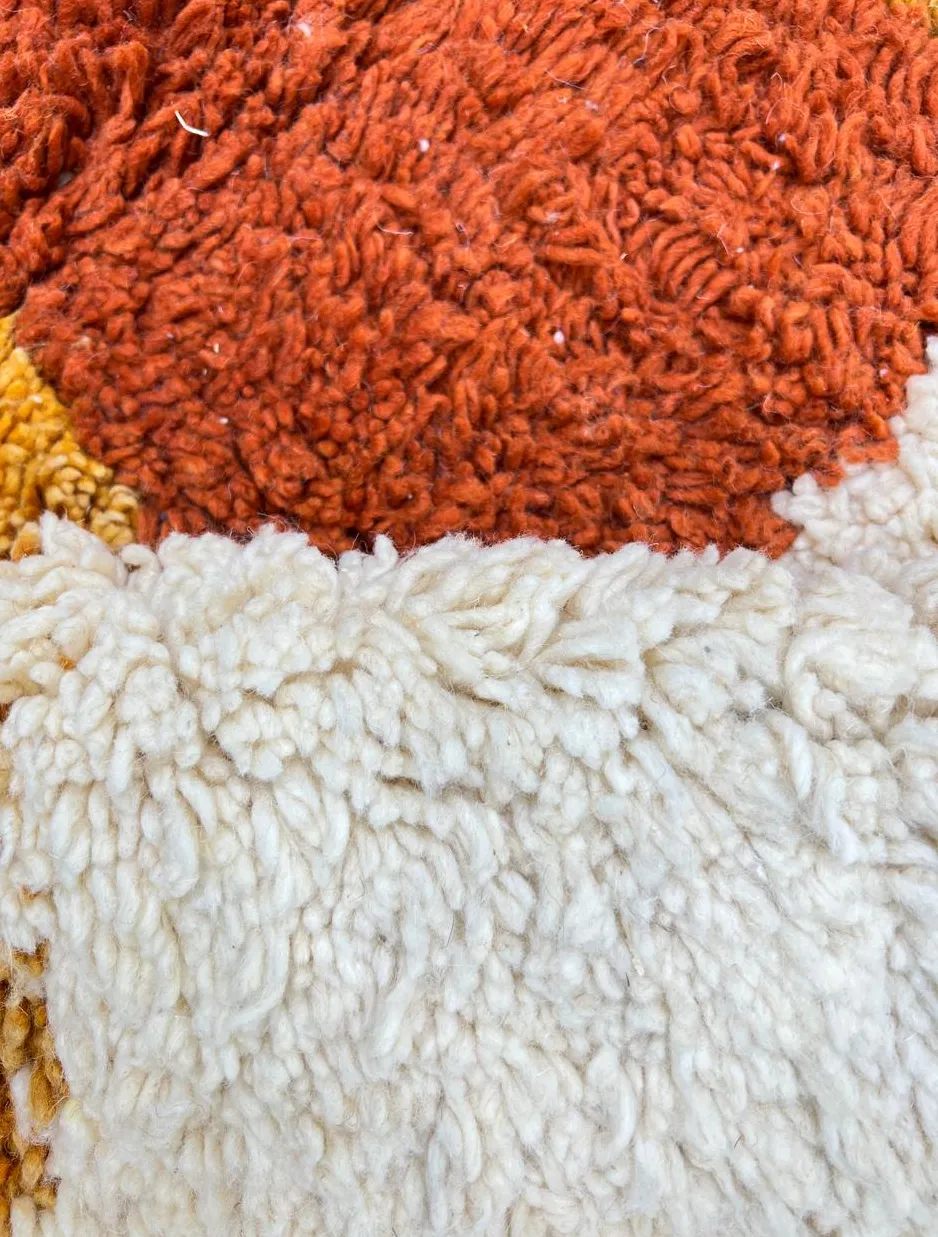 Tapis rond berbère Tounfite blanc aux motifs géométriques, vue 3 sur 4