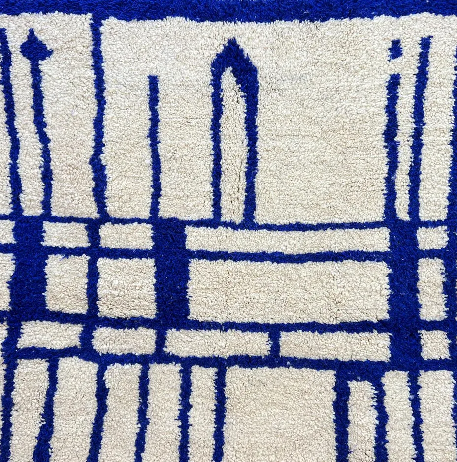 Tapis rond berbère Tudert bleu aux motifs géométriques, vue 3 sur 4