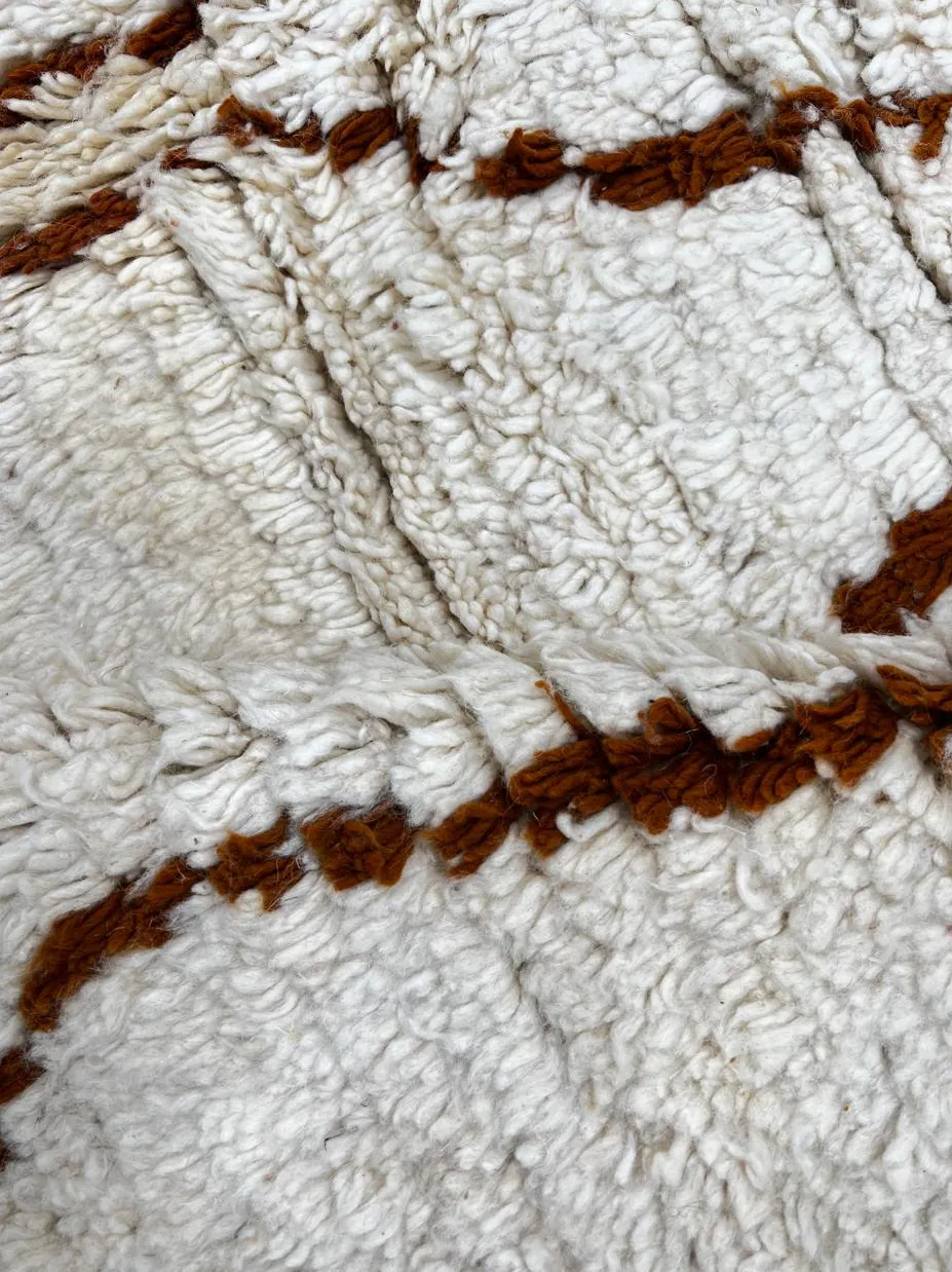 Tapis rond berbère Zegga blanc et marron à losanges, vue 3 sur 4