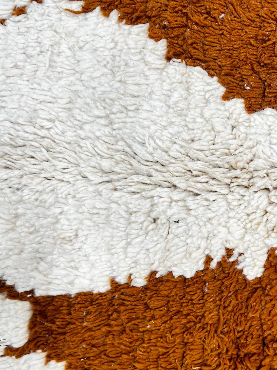 Tapis rond berbère Zegga blanc et marron à losanges, vue 4 sur 4