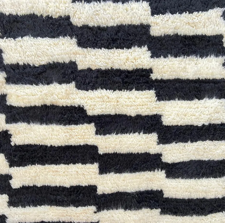 Tapis rond berbère Zegga noir et blanc, vue 3 sur 4