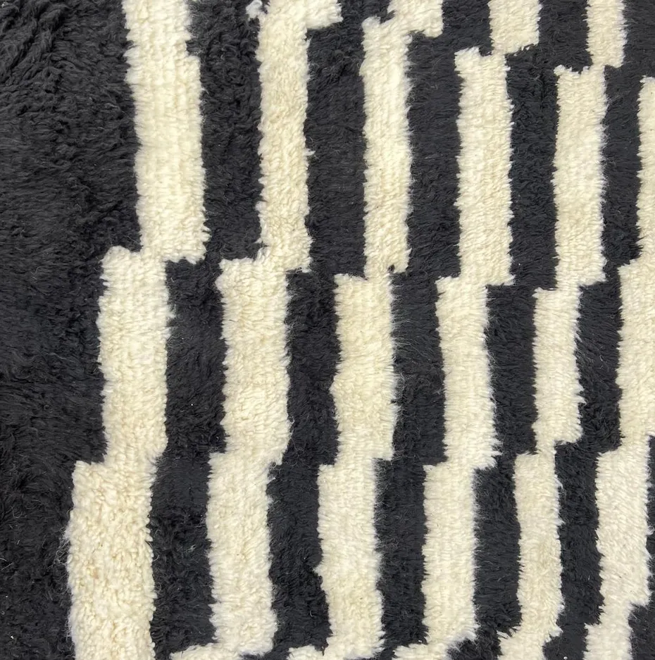 Tapis rond berbère Zegga noir et blanc, vue 4 sur 4
