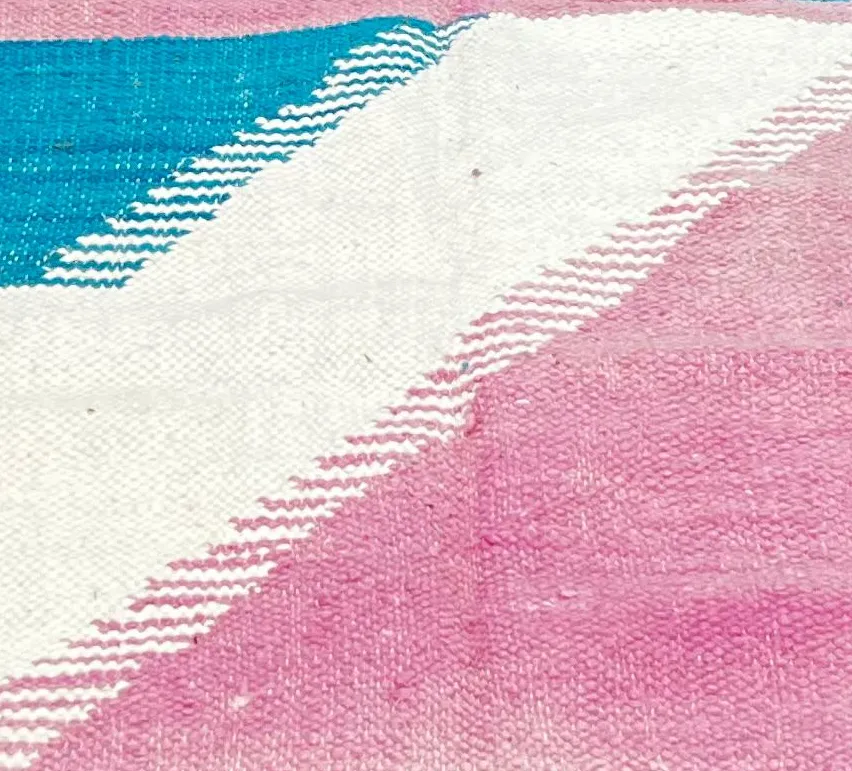 Tapis rond kilim Asafu rose et bleu, vue 3 sur 4