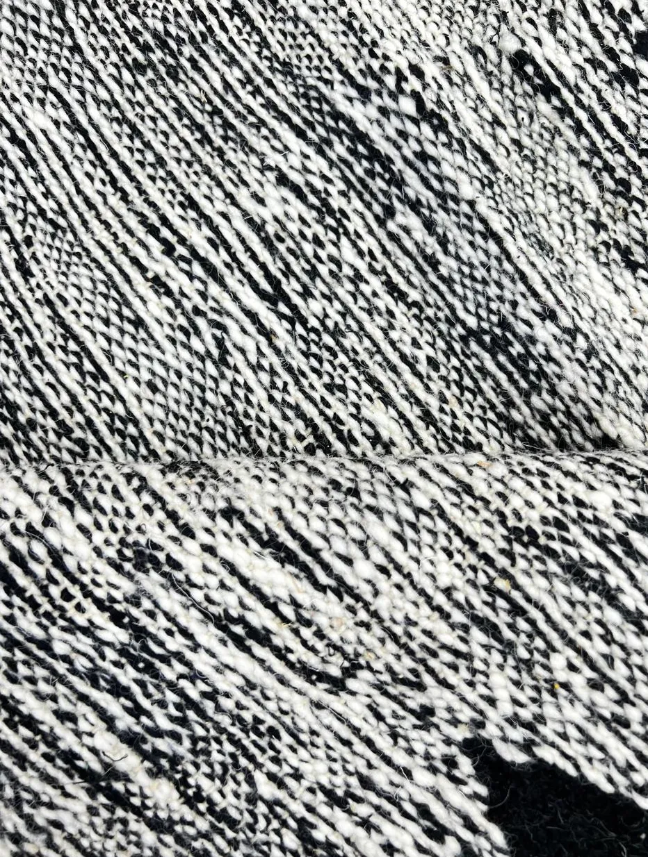 Tapis rond kilim Tala noir et blanc, vue 3 sur 4